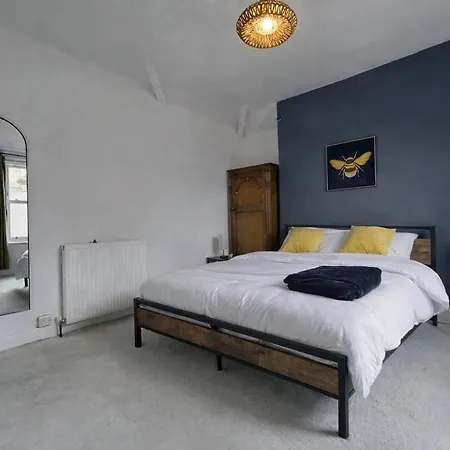 Spacious 6br For Groups Near Station Scarborough