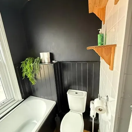 Spacious 6br For Groups Near Station Lägenhet