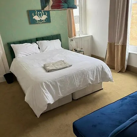 Spacious 6br For Groups Near Station * Scarborough