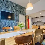 Apartment Spacious 6br For Groups Near Station Scarborough