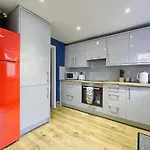 Spacious 6br For Groups Near Station Scarborough