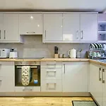 Lejlighed Spacious 6br For Groups Near Station