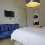 Lejlighed Spacious 6br For Groups Near Station