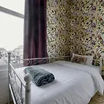 Spacious 6br For Groups Near Station Scarborough