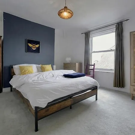 Spacious 6br For Groups Near Station Scarborough