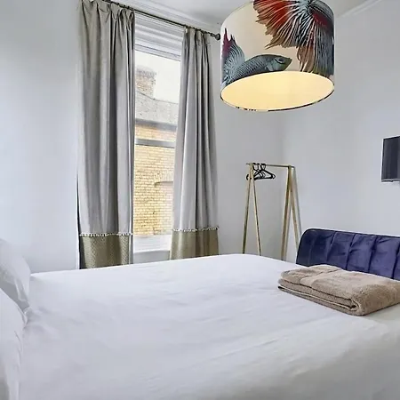 Spacious 6br For Groups Near Station * Scarborough