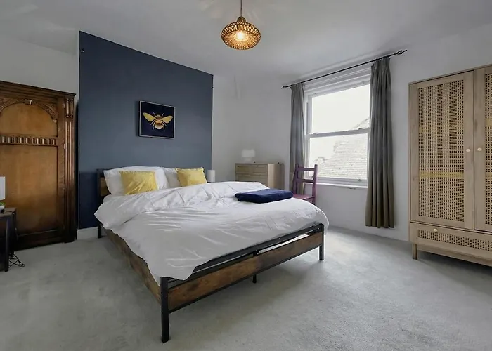 Spacious 6br For Groups Near Station Scarborough