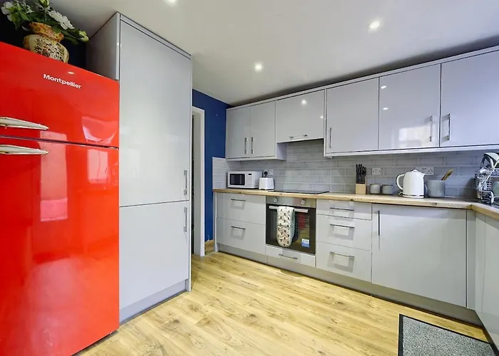 Spacious 6br For Groups Near Station Scarborough