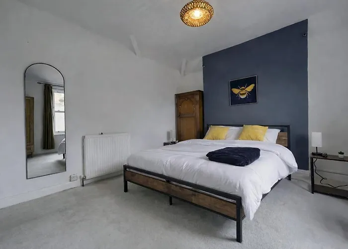 Spacious 6br For Groups Near Station Scarborough