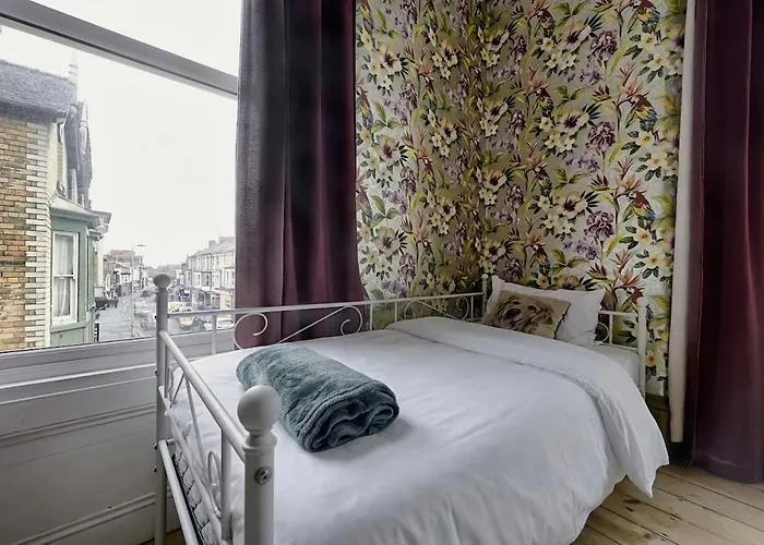 Spacious 6br For Groups Near Station Scarborough