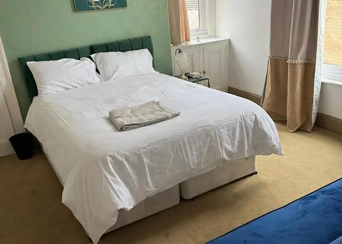 Spacious 6br For Groups Near Station * Scarborough