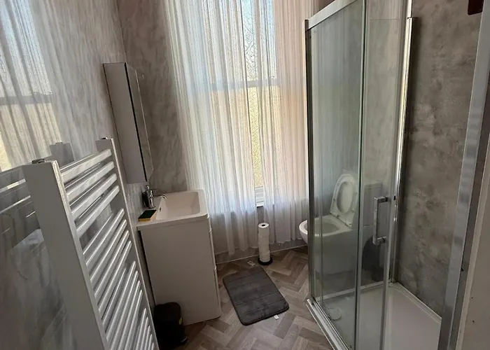 Spacious 6br For Groups Near Station Apartment