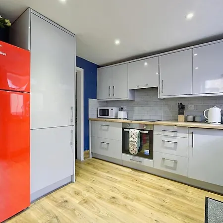 Spacious 6br For Groups Near Station Scarborough